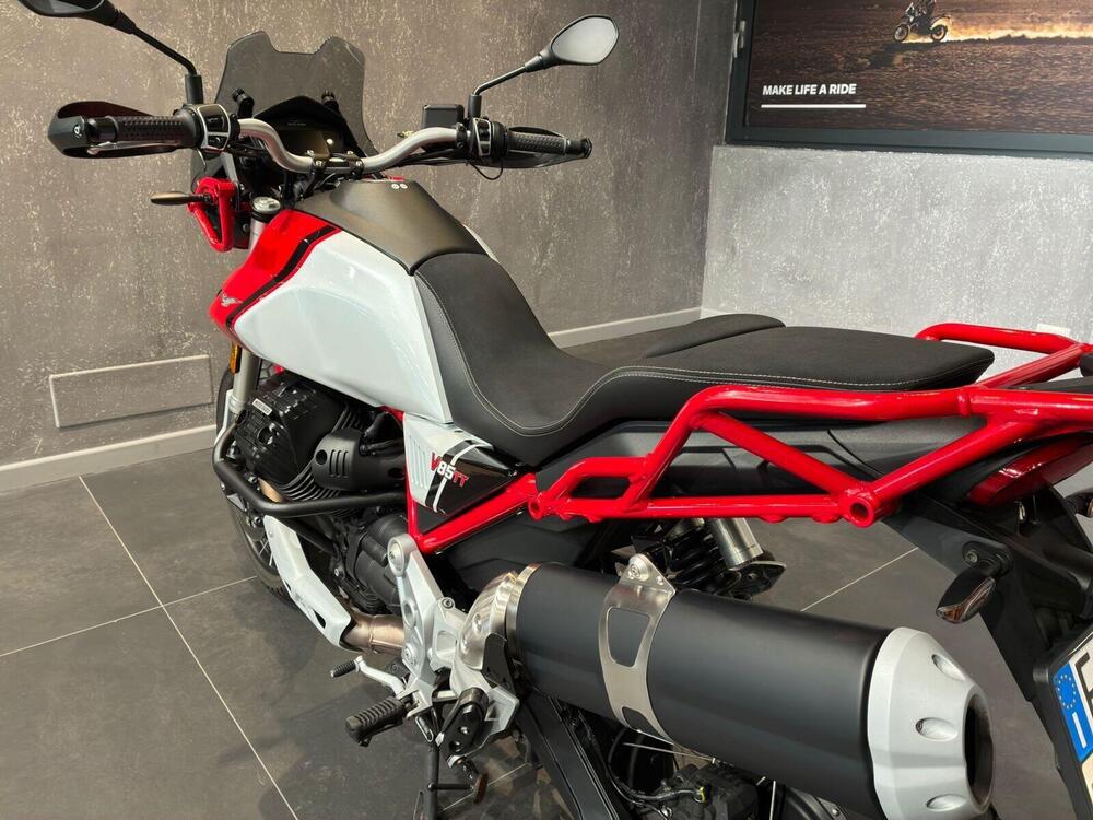 Moto Guzzi V85 TT Evocative Graphics (2021 - 23) (5)