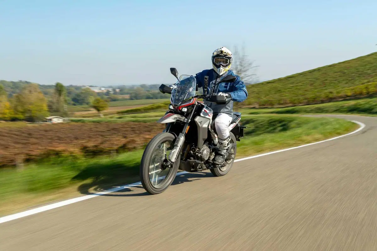Moto Morini Alltrhike 450: la migliore adventure sotto i 6000 euro? - la prova di Moto.it [VIDEO e GALLERY] (4)
