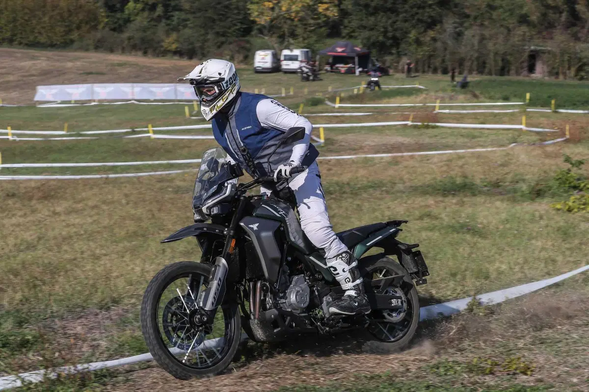 Moto Morini Alltrhike 450: la migliore adventure sotto i 6000 euro? - la prova di Moto.it [VIDEO e GALLERY] (12)
