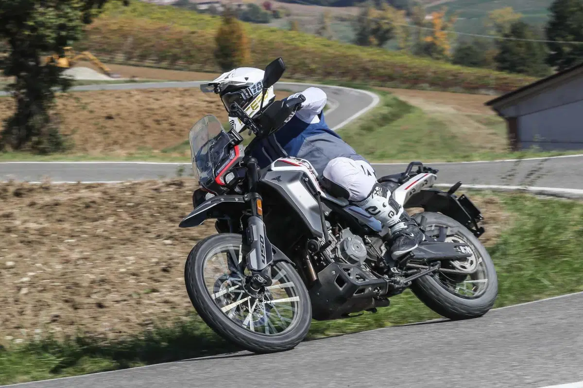 Moto Morini Alltrhike 450: la migliore adventure sotto i 6000 euro? - la prova di Moto.it [VIDEO e GALLERY] (15)