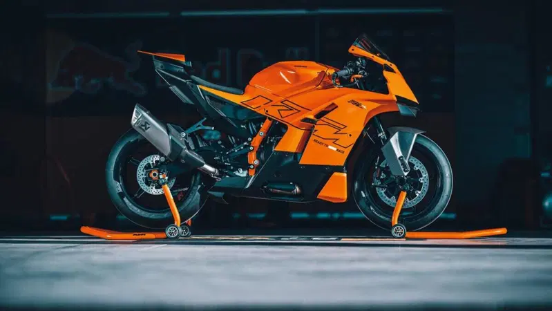 KTM 990 RC R 2026: lei &egrave; l'erede della RC8. Ecco il prezzo [VIDEO E GALLERY]