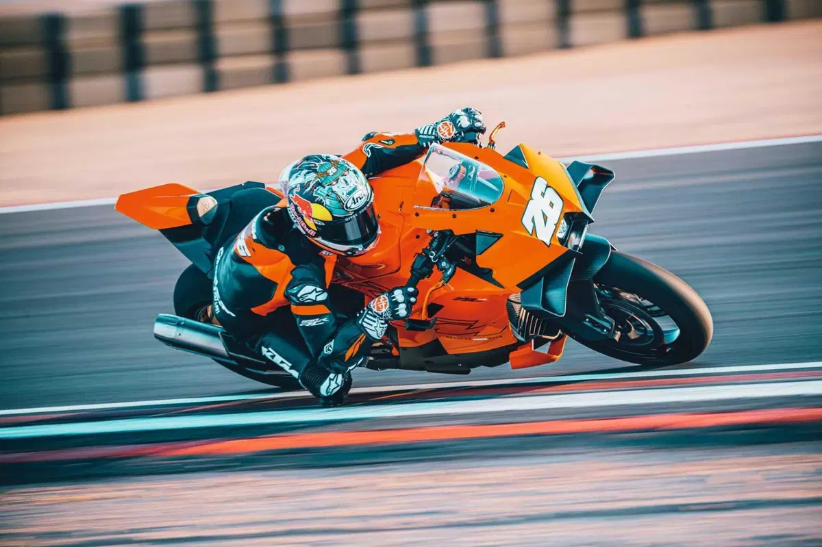 KTM 990 RC R 2026: lei &egrave; l'erede della RC8. Ecco il prezzo [VIDEO E GALLERY]