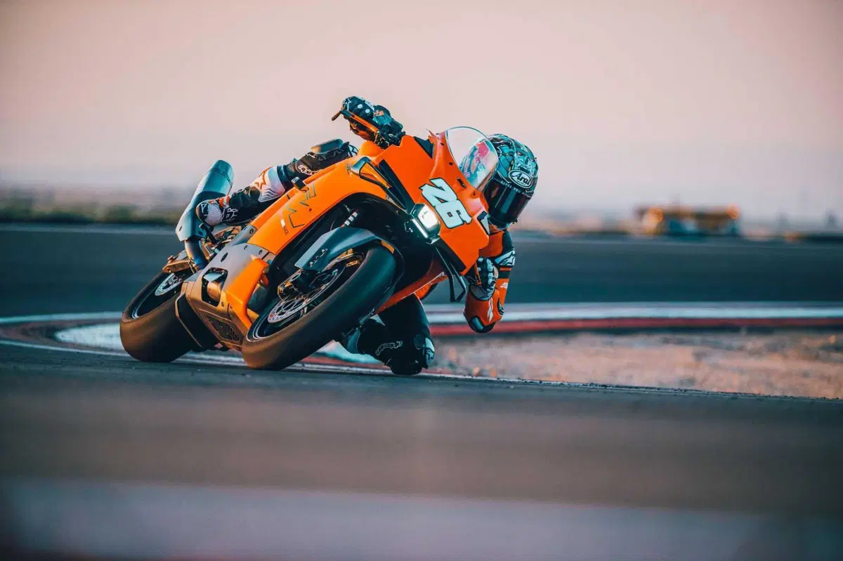 KTM 990 RC R 2026: lei è l'erede della RC8. Ecco il prezzo [VIDEO E GALLERY] (2)