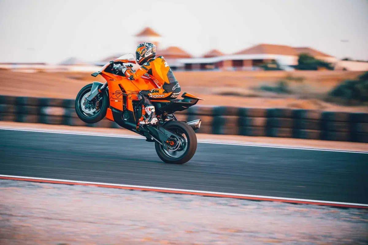 KTM 990 RC R 2026: lei è l'erede della RC8. Ecco il prezzo [VIDEO E GALLERY] (3)