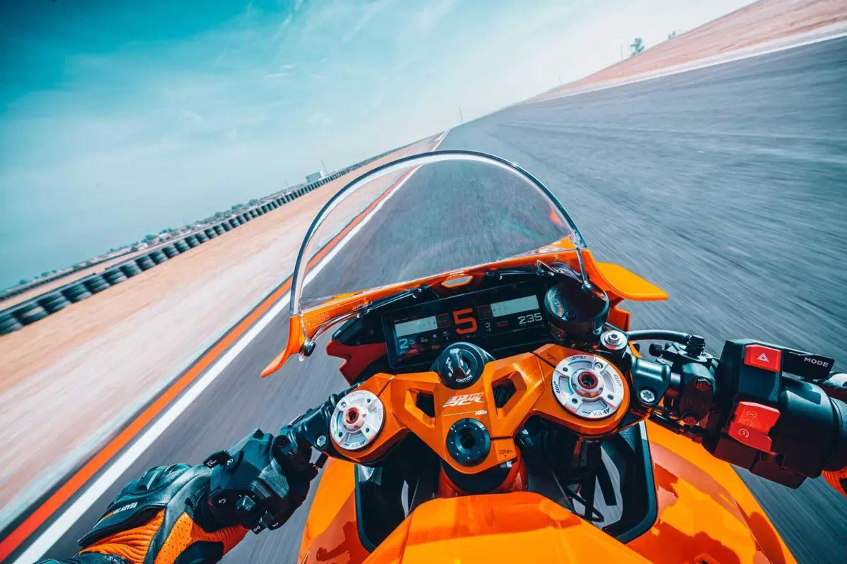 KTM 990 RC R 2026: lei è l'erede della RC8. Ecco il prezzo [VIDEO E GALLERY] (4)
