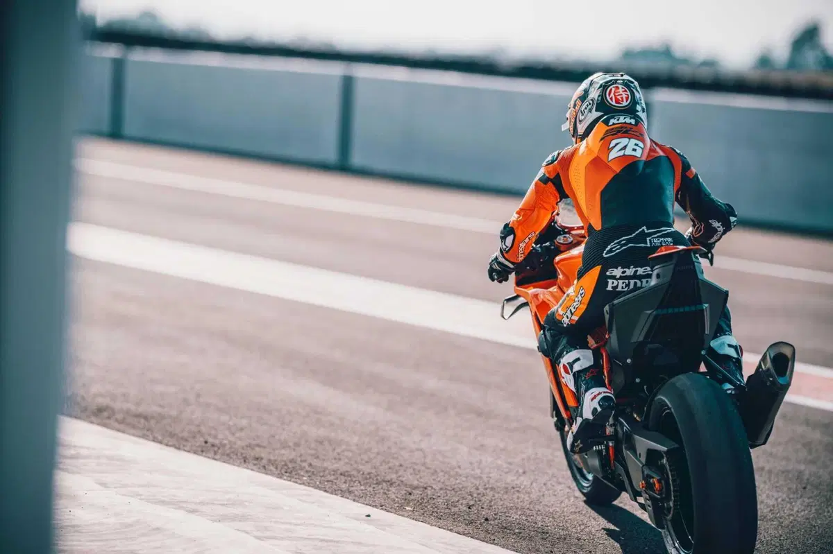 KTM 990 RC R 2026: lei è l'erede della RC8. Ecco il prezzo [VIDEO E GALLERY] (5)