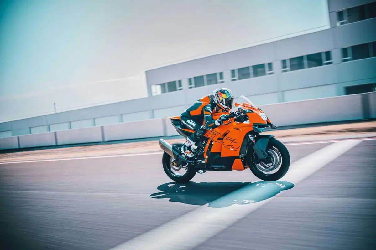 KTM 990 RC R 2026: lei è l'erede della RC8. Ecco il prezzo [VIDEO E GALLERY] (6)