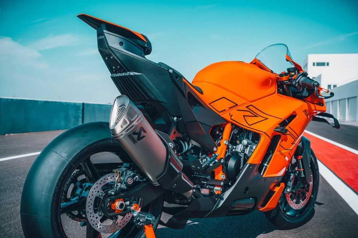 KTM 990 RC R 2026: lei è l'erede della RC8. Ecco il prezzo [VIDEO E GALLERY] (8)
