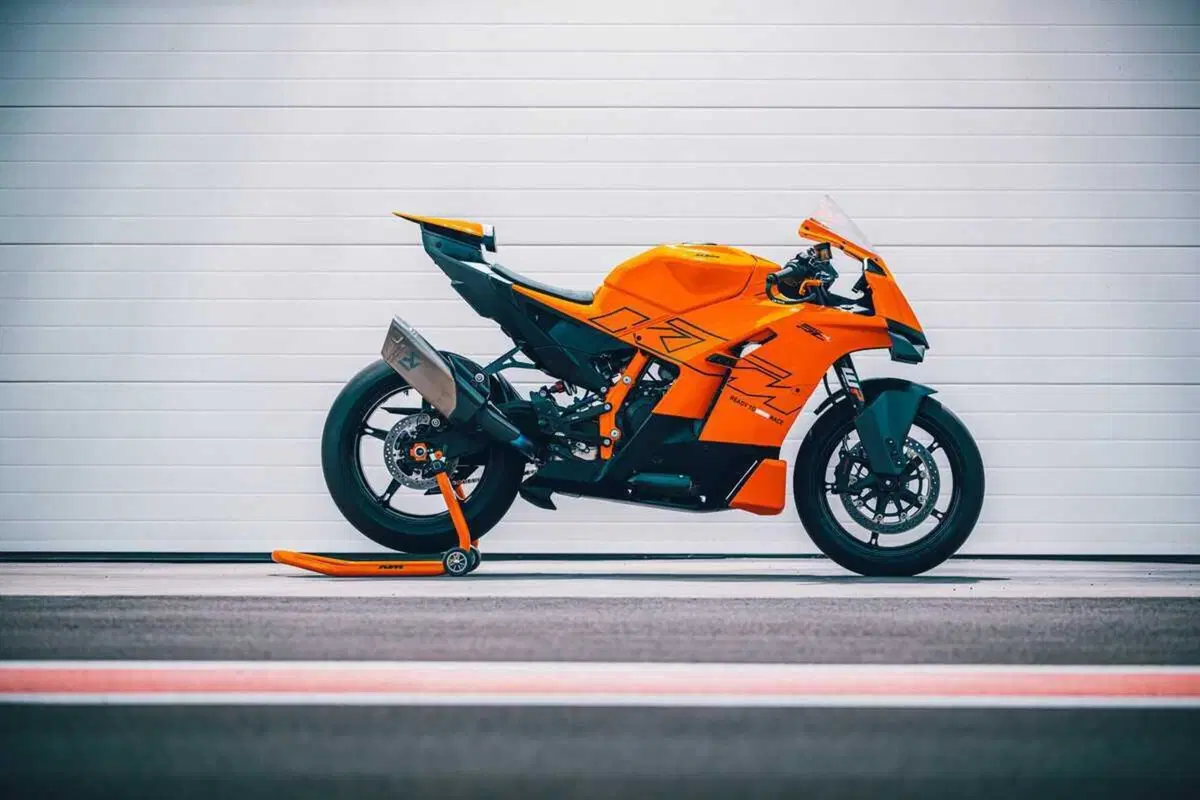 KTM 990 RC R 2026: lei è l'erede della RC8. Ecco il prezzo [VIDEO E GALLERY] (9)