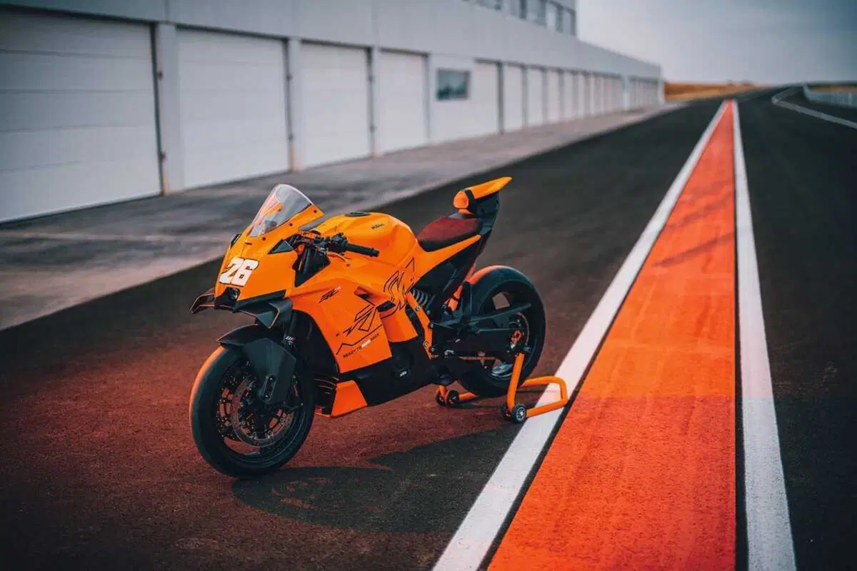 KTM 990 RC R 2026: lei è l'erede della RC8. Ecco il prezzo [VIDEO E GALLERY] (10)