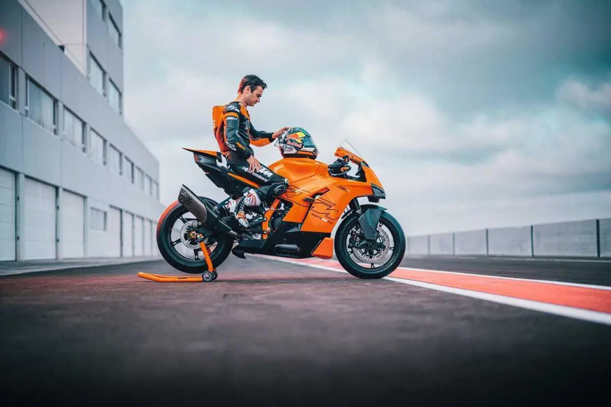 KTM 990 RC R 2026: lei è l'erede della RC8. Ecco il prezzo [VIDEO E GALLERY] (11)