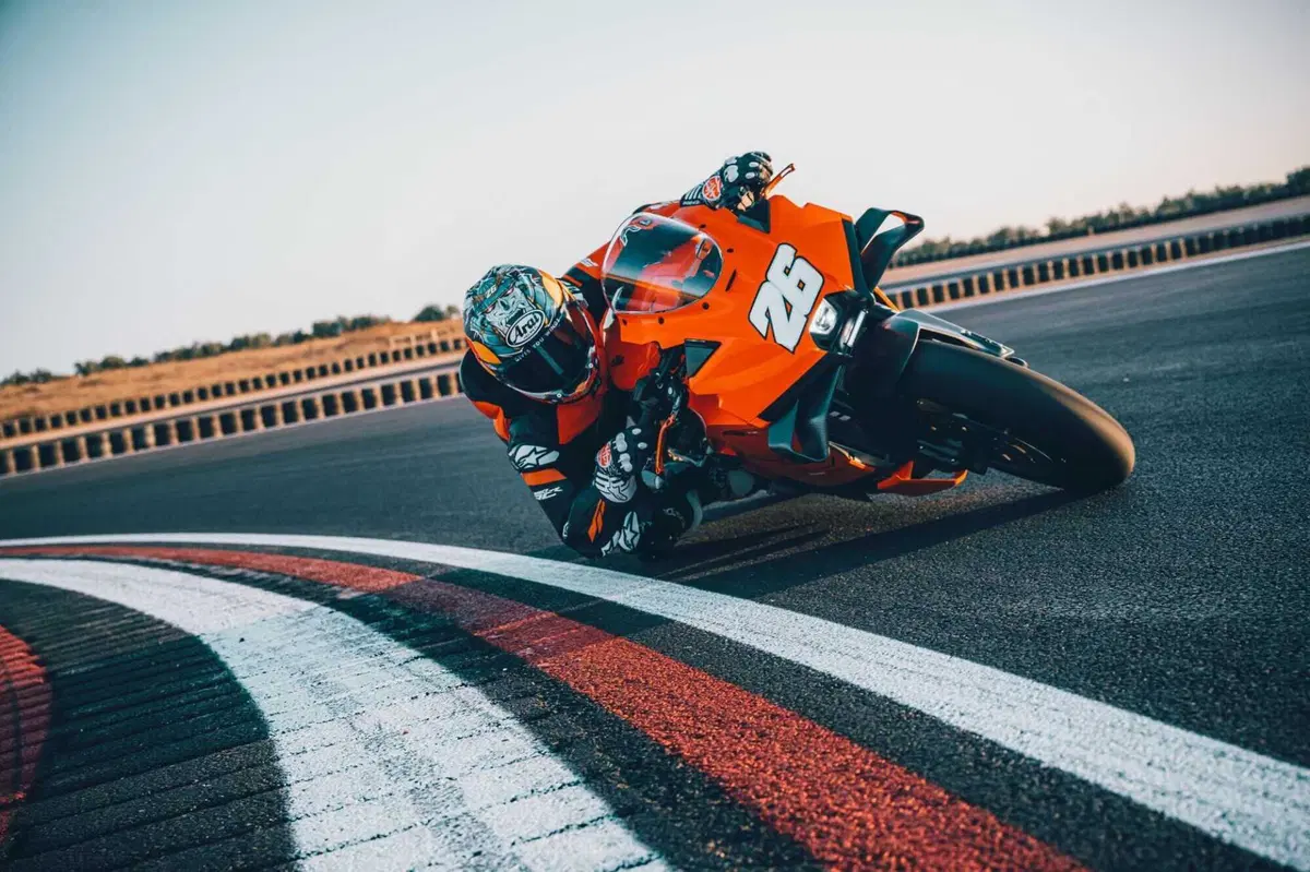 KTM 990 RC R 2026: lei è l'erede della RC8. Ecco il prezzo [VIDEO E GALLERY] (12)
