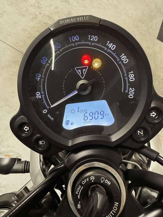 Triumph Street Twin 900 (2021 - 22) (4)