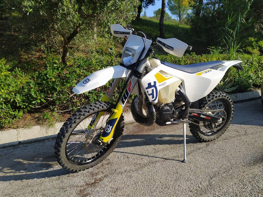 Husqvarna TE 300i (2019) (2)