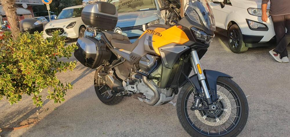 Moto Guzzi Stelvio (2024 - 25)