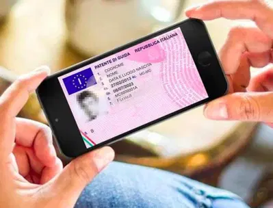La commissione Trasporti del Parlamento europeo approva la riforma delle patenti digitali
