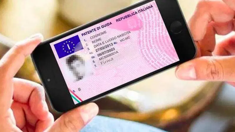 La commissione Trasporti del Parlamento europeo approva la riforma delle patenti digitali