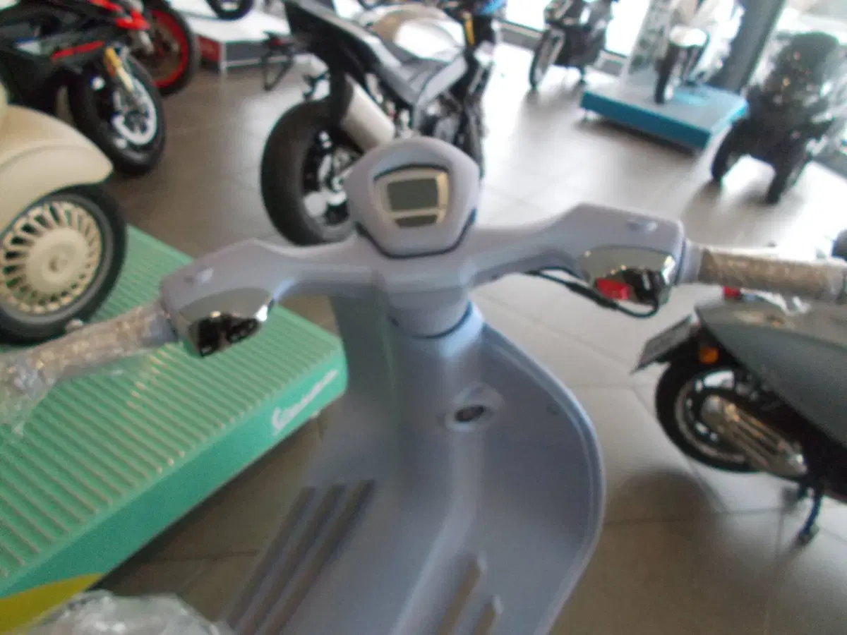 Vespa Vespa 946 Snake 125 (2025) (5)