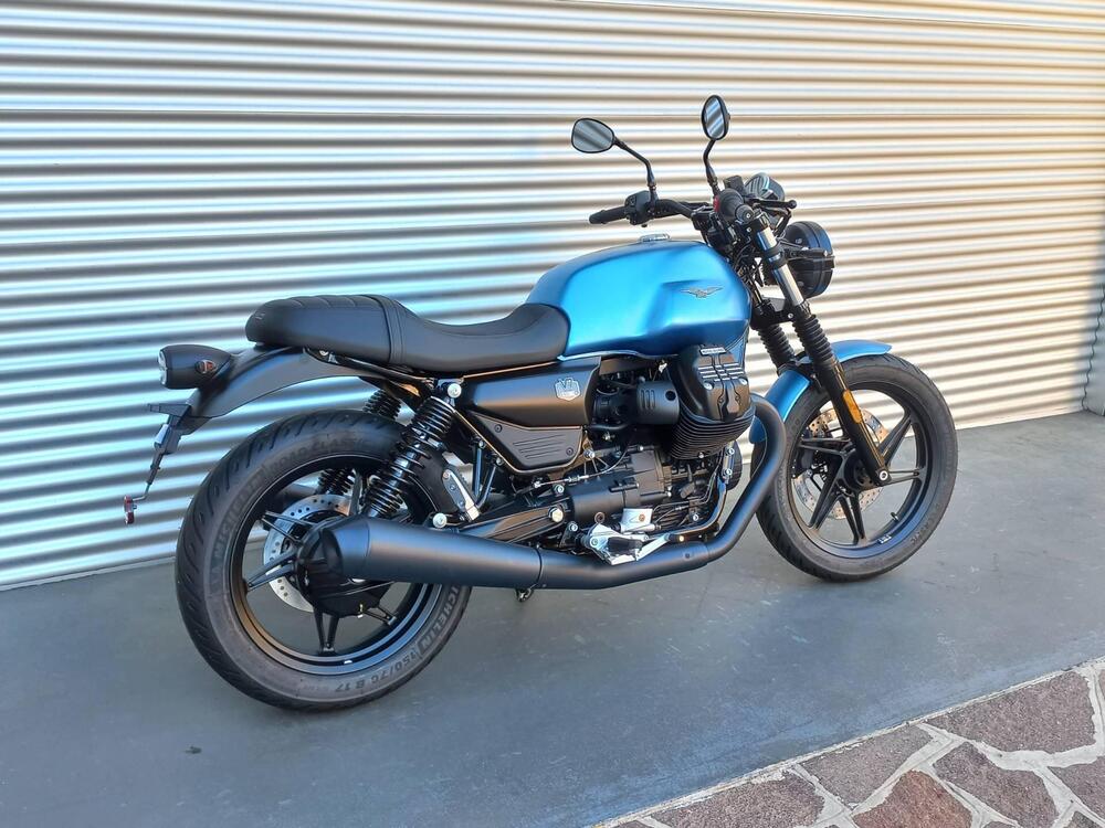 Moto Guzzi V7 Stone (2025) (2)