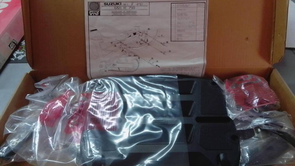 F492 KIT portapacchi GSX R 750 Givi