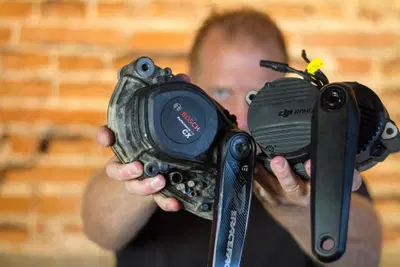 Batteria grande o peso leggero? I brand mentono!! Smontiamo due e-bike e pesiamo tutto [VIDEO]
