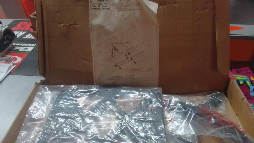 F214 KIT portapacchi VF1000F/FII 85 Givi