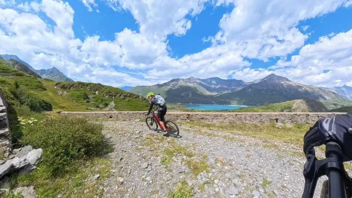 A 3.000 metri in e-bike: abbiamo raggiunto la seconda fortezza più alta d'Europa (3)