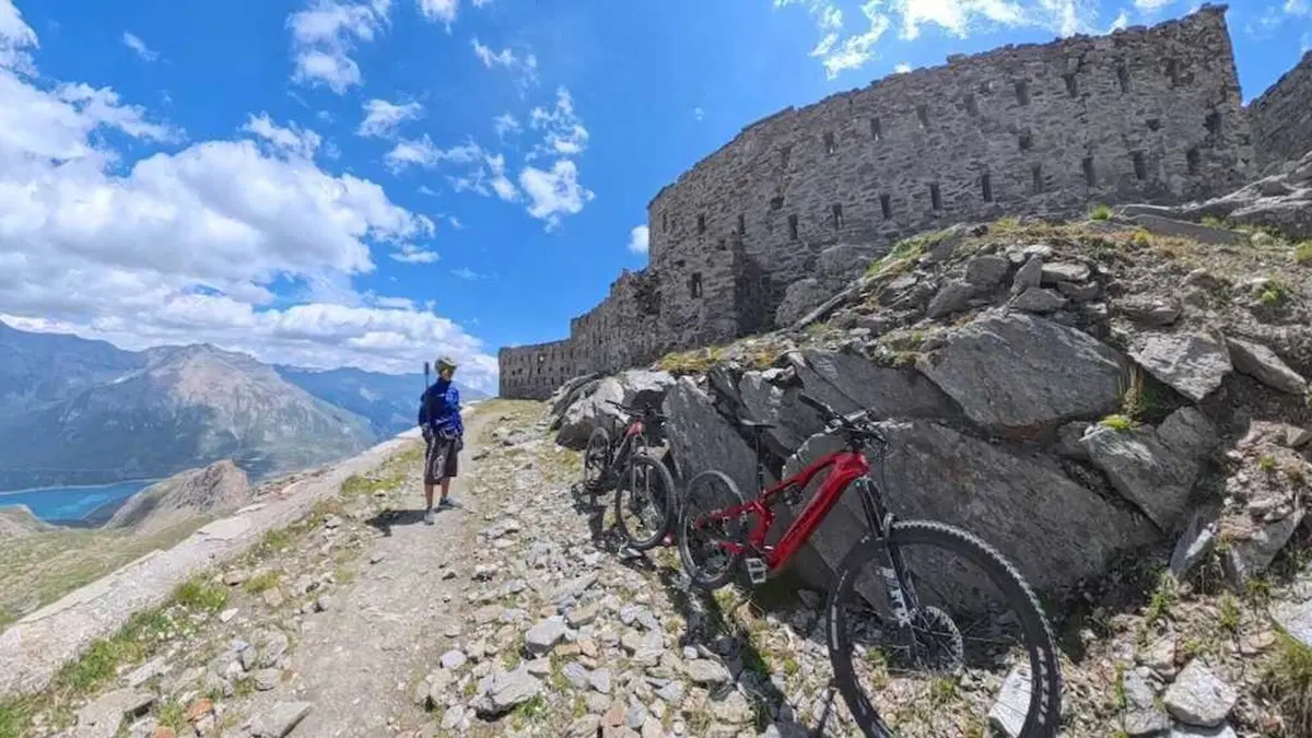 A 3.000 metri in e-bike: abbiamo raggiunto la seconda fortezza più alta d'Europa (21)