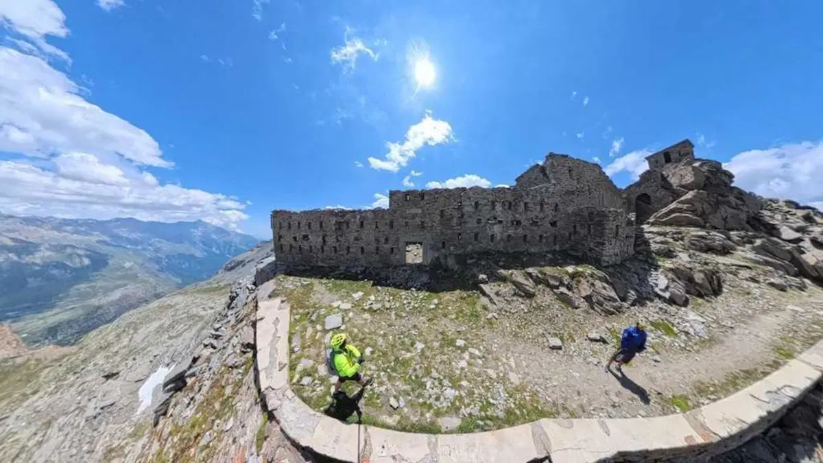 A 3.000 metri in e-bike: abbiamo raggiunto la seconda fortezza più alta d'Europa (23)