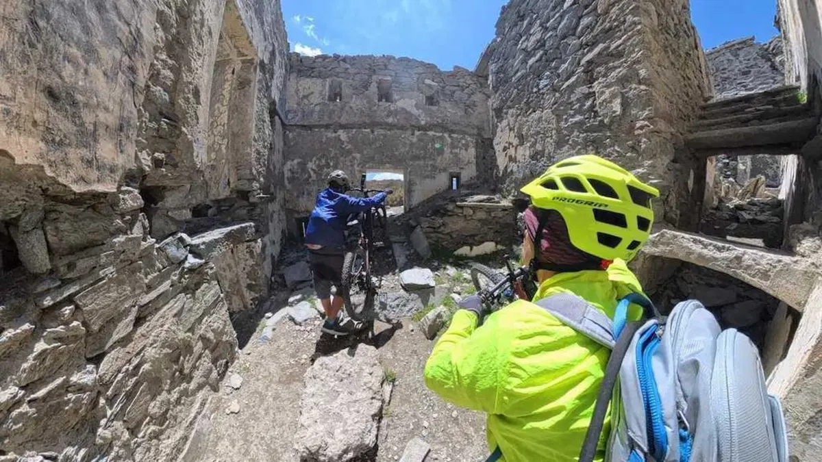 A 3.000 metri in e-bike: abbiamo raggiunto la seconda fortezza più alta d'Europa (27)
