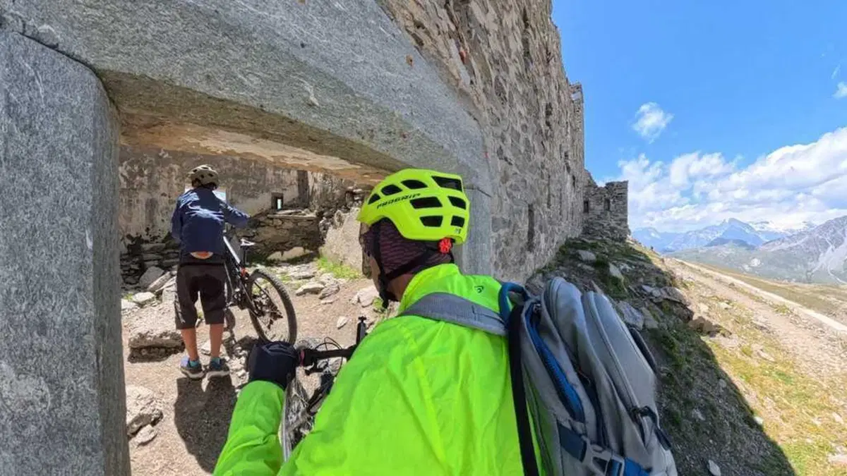 A 3.000 metri in e-bike: abbiamo raggiunto la seconda fortezza più alta d'Europa (28)