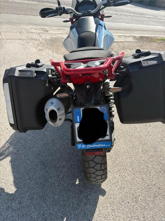 Moto Guzzi V85 TT Evocative Graphics (2021 - 23) (2)