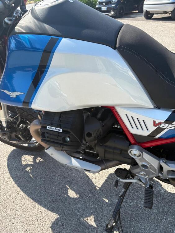 Moto Guzzi V85 TT Evocative Graphics (2021 - 23) (3)