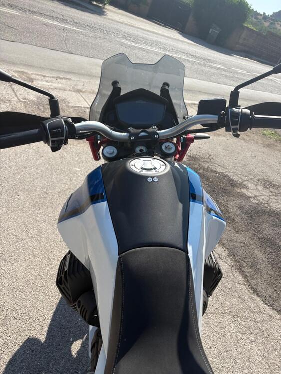 Moto Guzzi V85 TT Evocative Graphics (2021 - 23) (5)