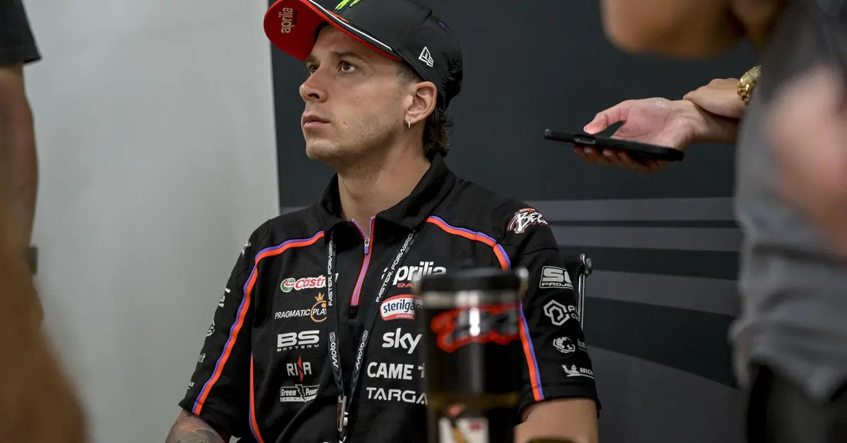 MotoGP 2025. GP dell'Australia. Marco Bezzecchi spiega l'incidente con Marc Marquez: "Il problema &egrave; stato fuori dalla pista: il gradino della ghiaia" 