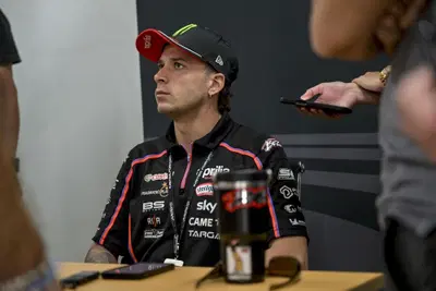 MotoGP 2025. GP dell'Australia. Marco Bezzecchi spiega l'incidente con Marc Marquez: "Il problema &egrave; stato fuori dalla pista: il gradino della ghiaia" 