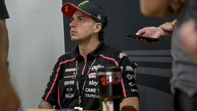 MotoGP 2025. GP dell'Australia. Marco Bezzecchi spiega l'incidente con Marc Marquez: "Il problema &egrave; stato fuori dalla pista: il gradino della ghiaia" 