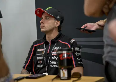 MotoGP 2025. GP dell'Australia. Marco Bezzecchi spiega l'incidente con Marc Marquez: Il problema è stato fuori dalla pista: il gradino della ghiaia 