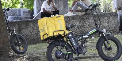 E-bike dei rider nel mirino dell'ACI: "Sono tutte fuorilegge e andrebbero confiscate"