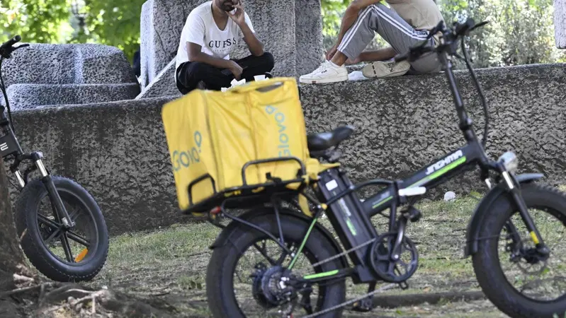 E-bike dei rider nel mirino dell'ACI: "Sono tutte fuorilegge e andrebbero confiscate"