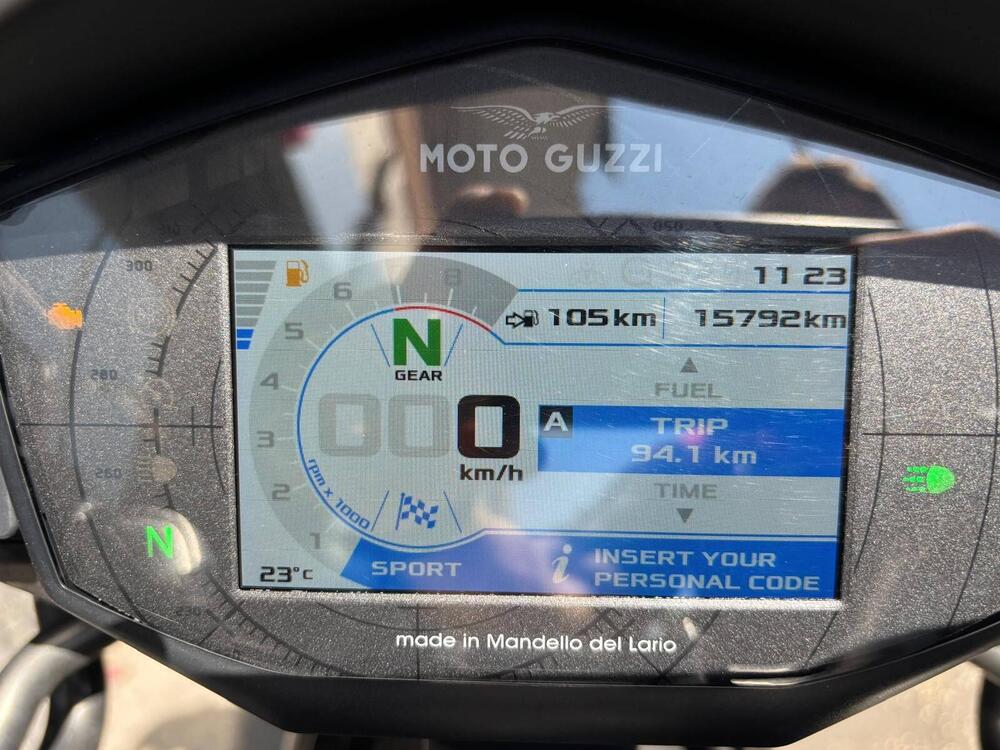 Moto Guzzi V85 TT (2021 - 23) (2)