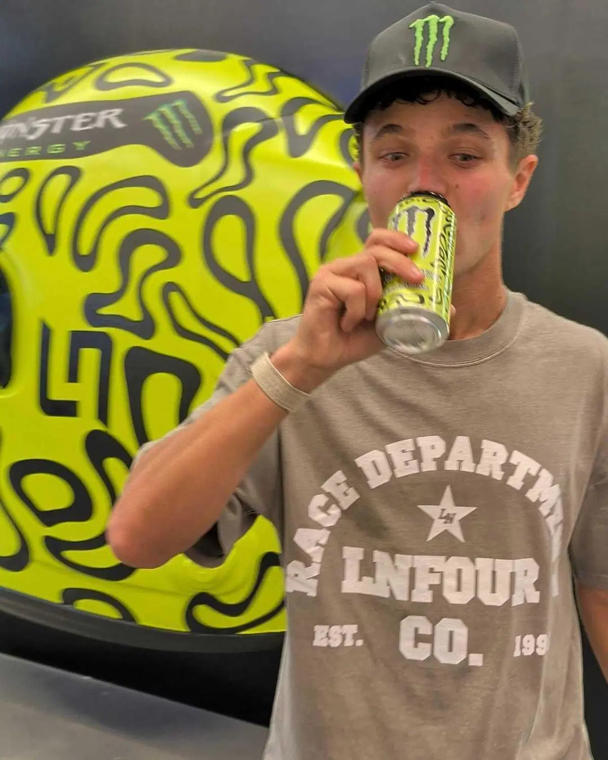Lando Norris, dalla F1 alle moto: burnout ad Austin con la sua moto da cross personalizzata [GALLERY] (3)
