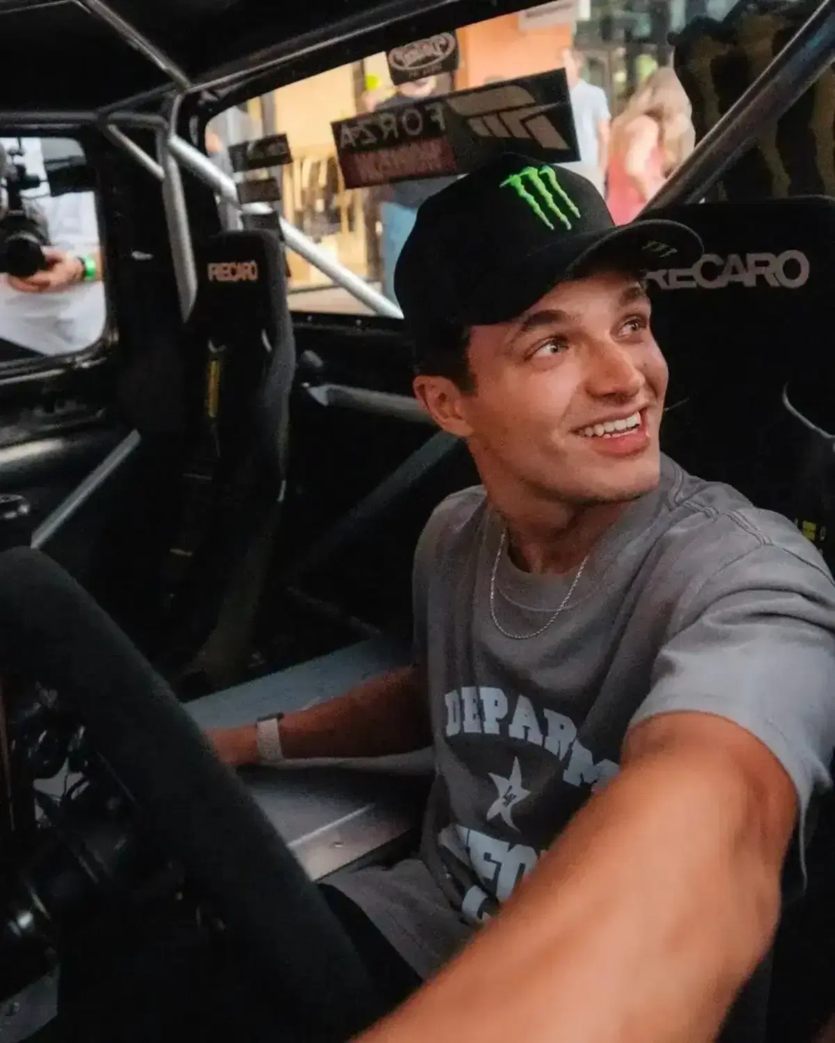Lando Norris, dalla F1 alle moto: burnout ad Austin con la sua moto da cross personalizzata [GALLERY] (5)