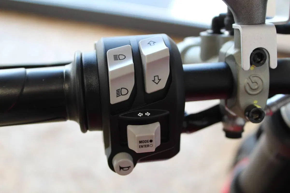 Ducati Monster 937 + (2021 - 25) (5)