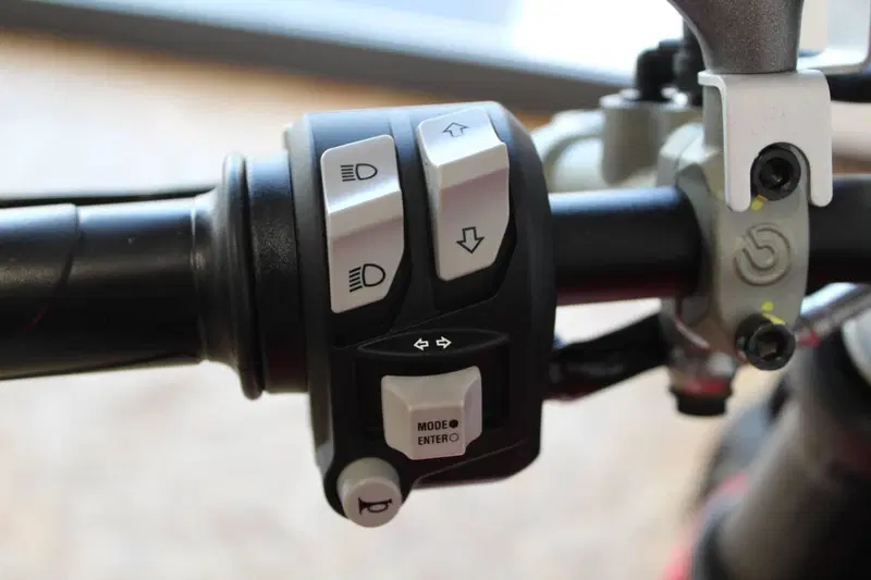 Ducati Monster 937 + (2021 - 25) (5)