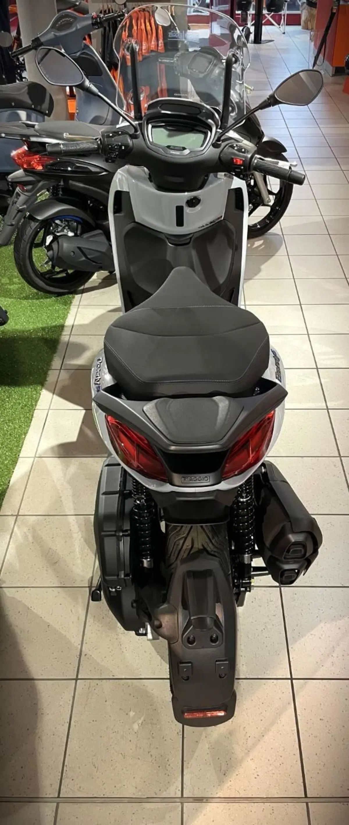 Piaggio Beverly 400 S (2025 - 26) (4)