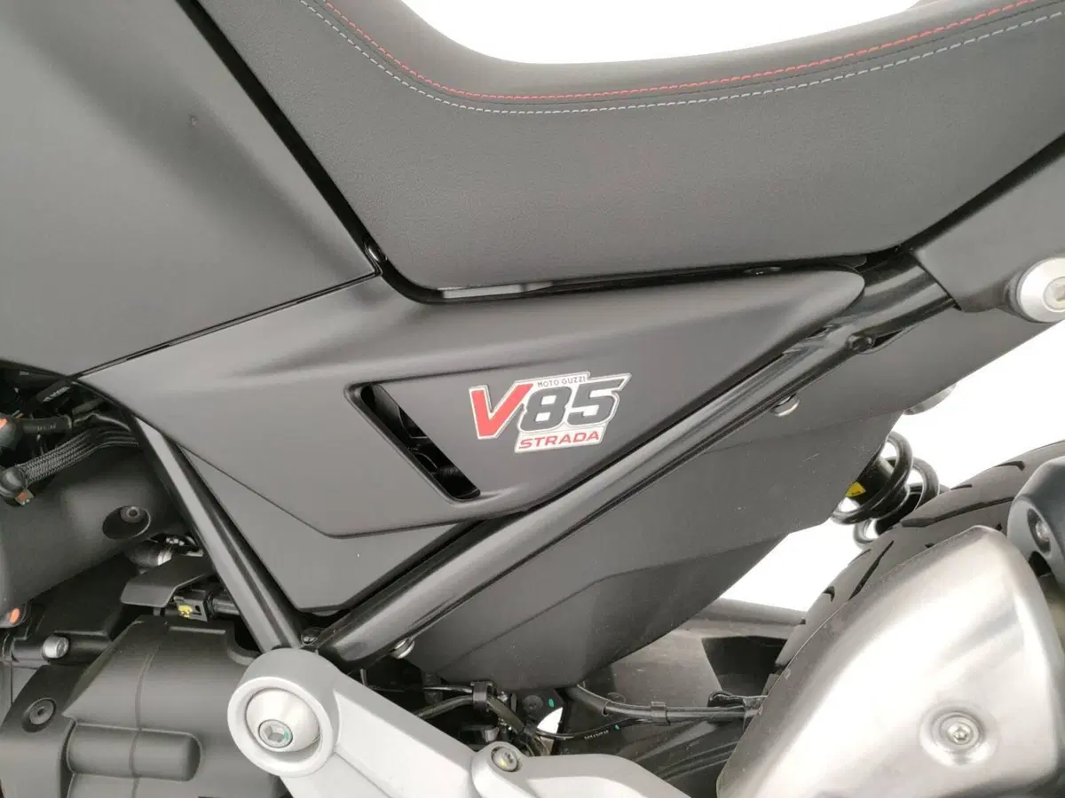 Moto Guzzi V85 Strada (2024 - 26) (9)