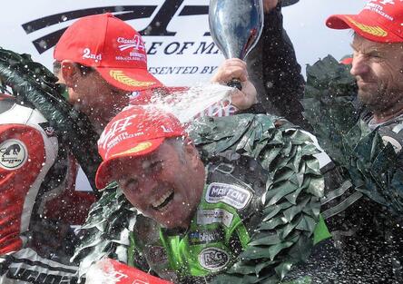 Ritirarsi dopo 44 anni di road race: Ian Lougher appende il casco al chiodo a 62 anni