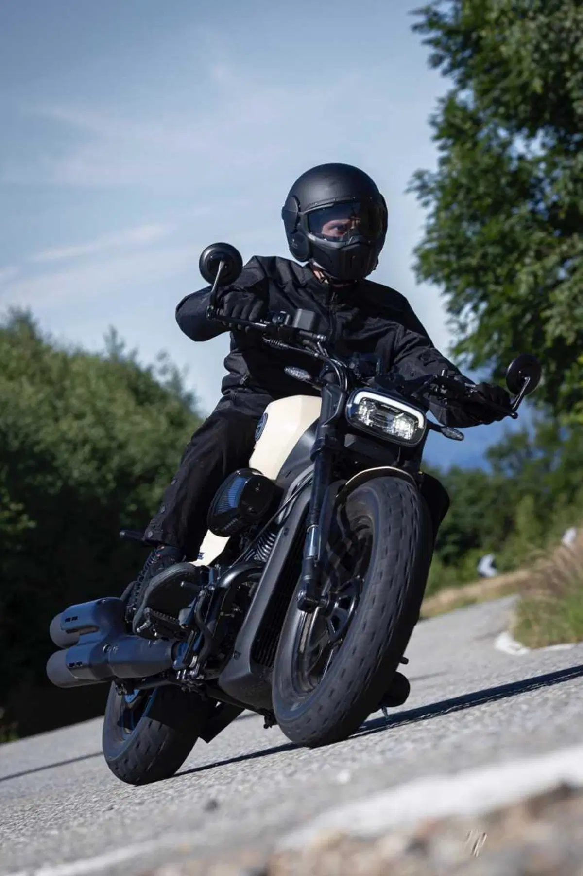 Benelli Leoncino Bobber 400: la cruiser anticipa EICMA ed arriva su strada (2)
