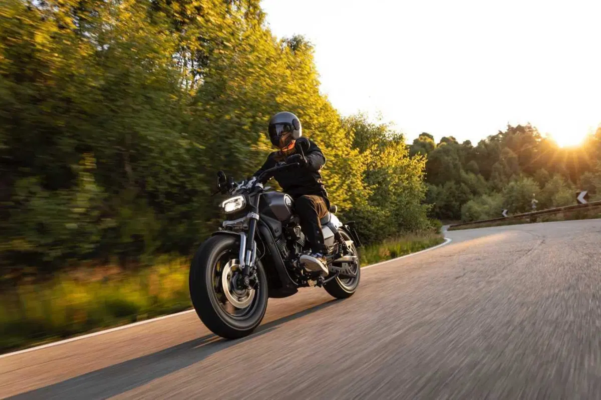 Benelli Leoncino Bobber 400: la cruiser anticipa EICMA ed arriva su strada (6)